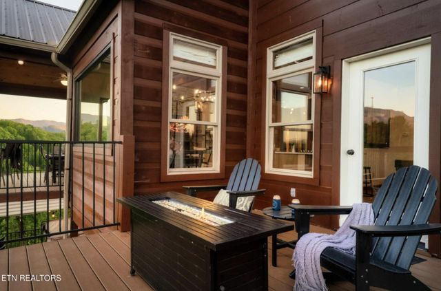 811 Sourwood Drive, Gatlinburg, TN 37738