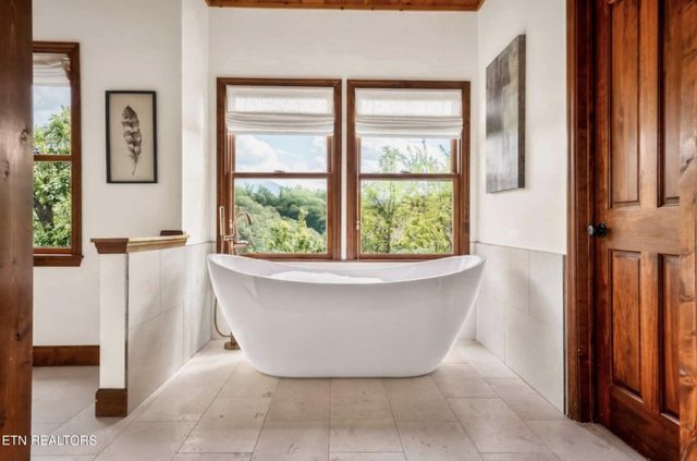 811 Sourwood Drive, Gatlinburg, TN 37738