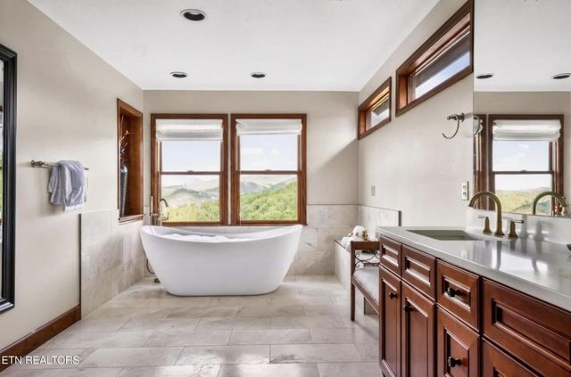 811 Sourwood Drive, Gatlinburg, TN 37738