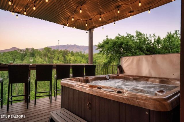 811 Sourwood Drive, Gatlinburg, TN 37738
