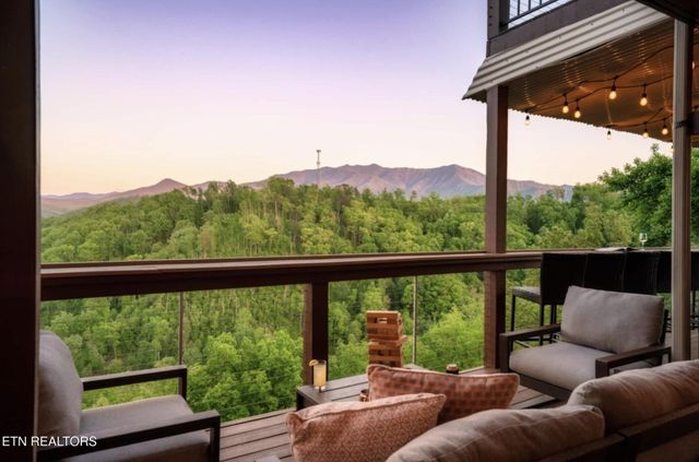 811 Sourwood Drive, Gatlinburg, TN 37738