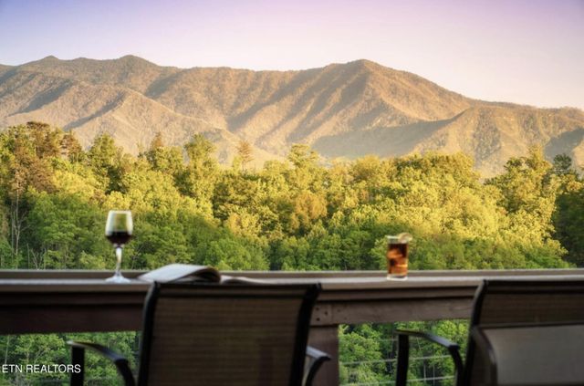 811 Sourwood Drive, Gatlinburg, TN 37738