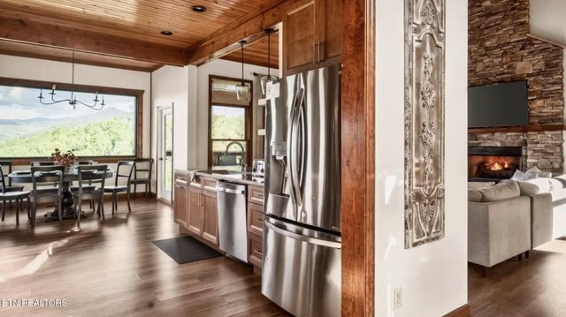811 Sourwood Drive, Gatlinburg, TN 37738