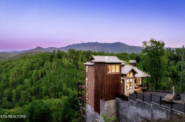 811 Sourwood Drive, Gatlinburg, TN 37738