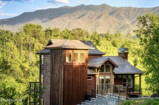 811 Sourwood Drive, Gatlinburg, TN 37738