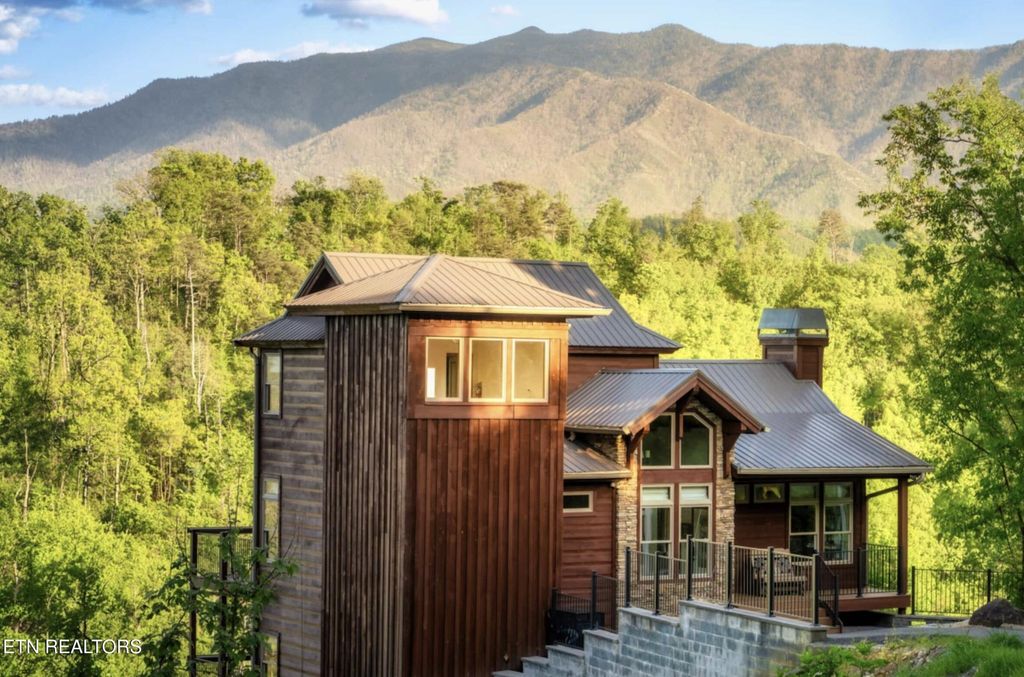 811 Sourwood Drive, Gatlinburg, TN 37738