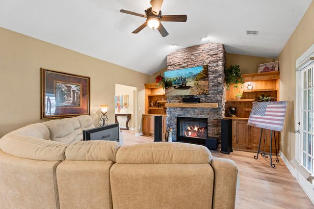 4975 Lake Breeze Road, Grove, OK 74344