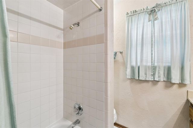 616 S Country Side Trail, Edmond, OK 73012