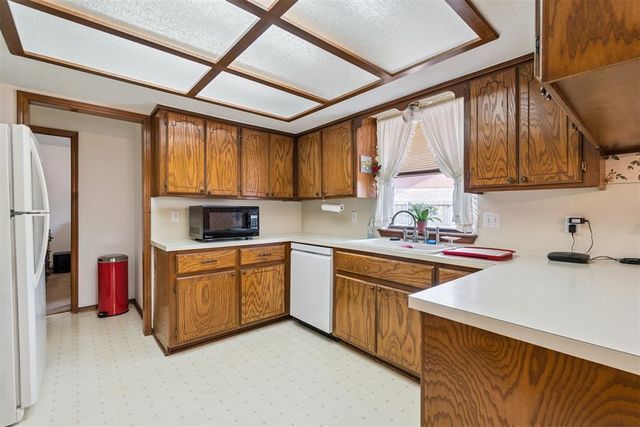 616 S Country Side Trail, Edmond, OK 73012