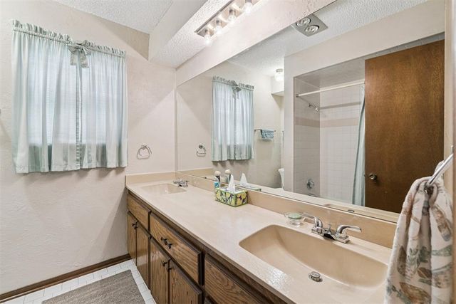 616 S Country Side Trail, Edmond, OK 73012