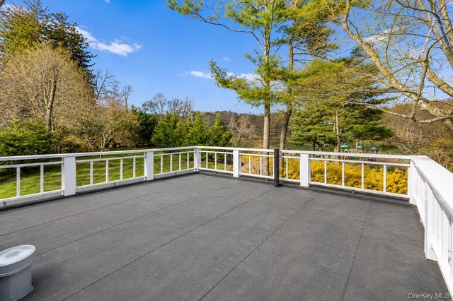 7 Rolling Hills Road, Thornwood, NY 10594