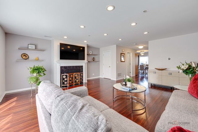 668 E Fountainview Drive, Mundelein, IL 60060