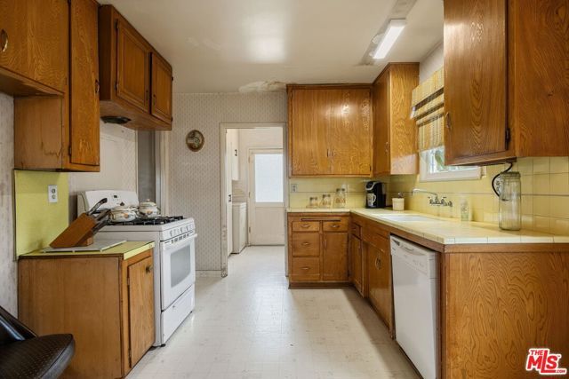 15201 Devonshire Street, Los Angeles, CA 91345
