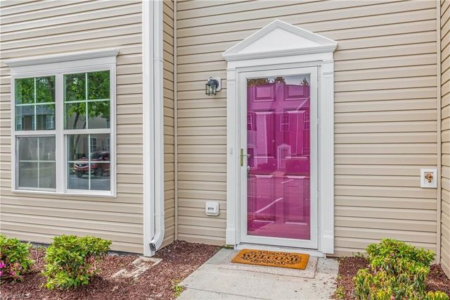 1633 Olivers Crossing Circle, Winston-salem, NC 27127