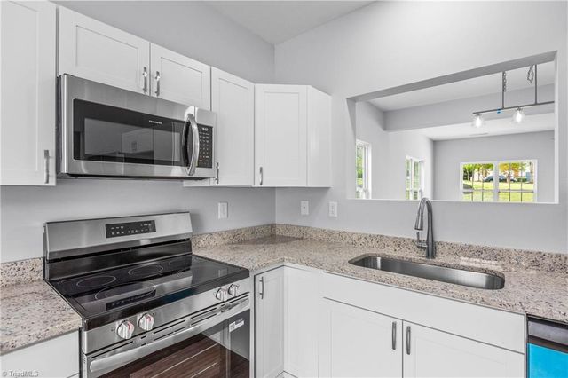 1633 Olivers Crossing Circle, Winston-salem, NC 27127