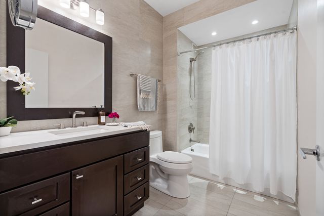 421 W HURON Street 908, Chicago, IL 60654