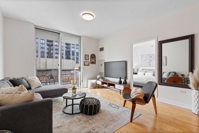 421 W HURON Street 908, Chicago, IL 60654