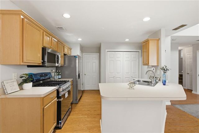702 River Hill Dr, Lawrenceville, GA 30046