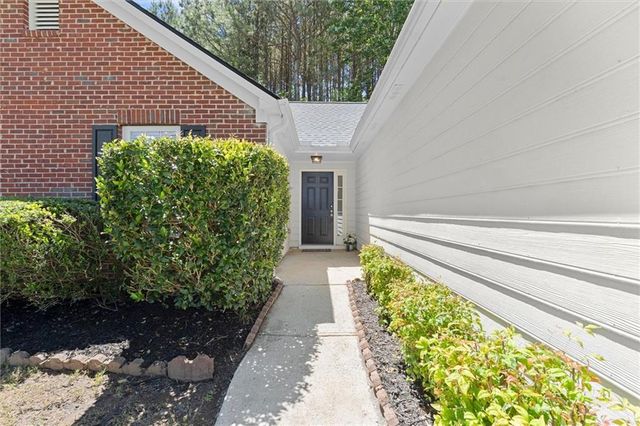 5673 Riverside Walk Drive, Sugar Hill, GA 30518