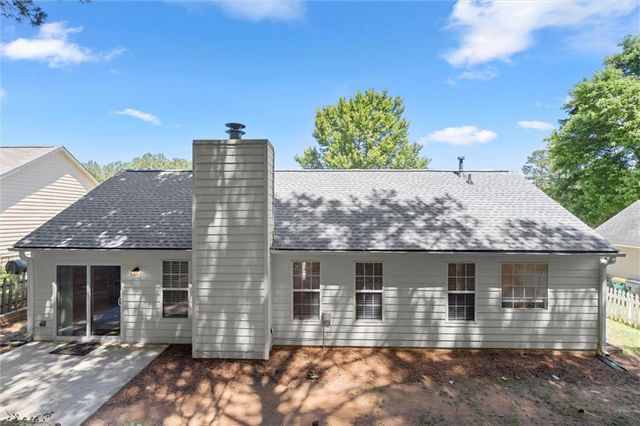 5673 Riverside Walk Drive, Sugar Hill, GA 30518