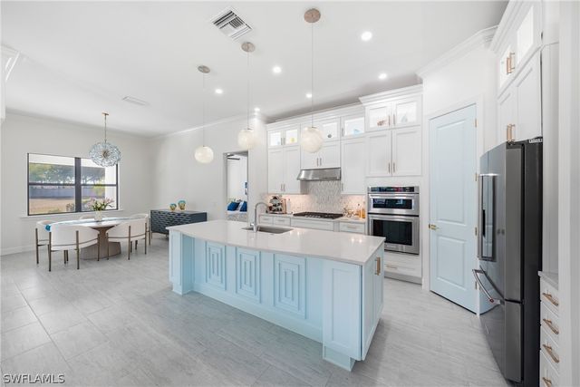 2718 Aviamar CIR, Naples, FL 34114