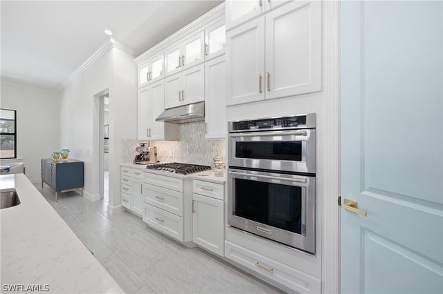 2718 Aviamar CIR, Naples, FL 34114