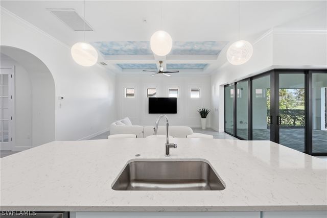 2718 Aviamar CIR, Naples, FL 34114