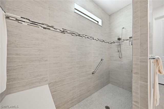 2718 Aviamar CIR, Naples, FL 34114