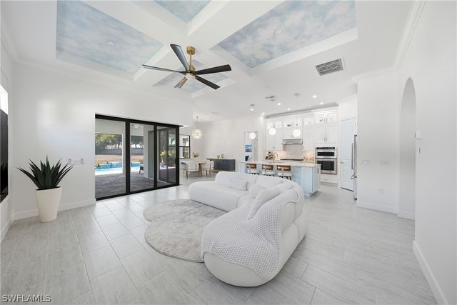 2718 Aviamar CIR, Naples, FL 34114