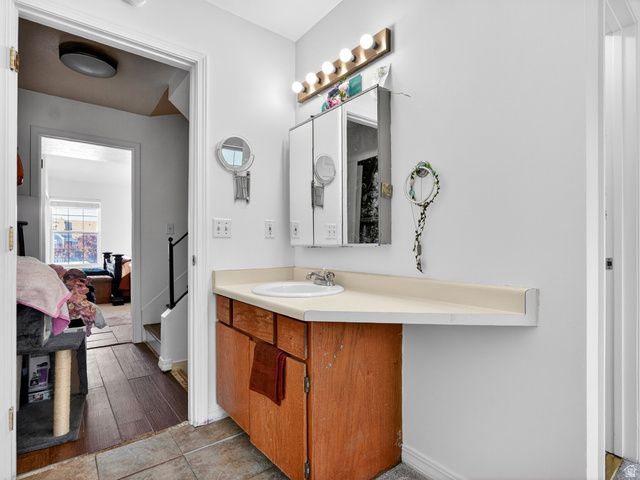 1381 W BEACON HILL DR, Taylorsville, UT 84123