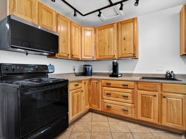 1381 W BEACON HILL DR, Taylorsville, UT 84123