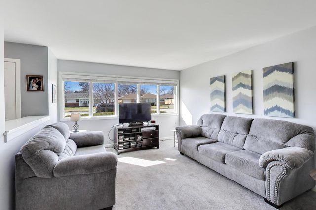 915 S Na Wa Ta Avenue, Mount Prospect, IL 60056