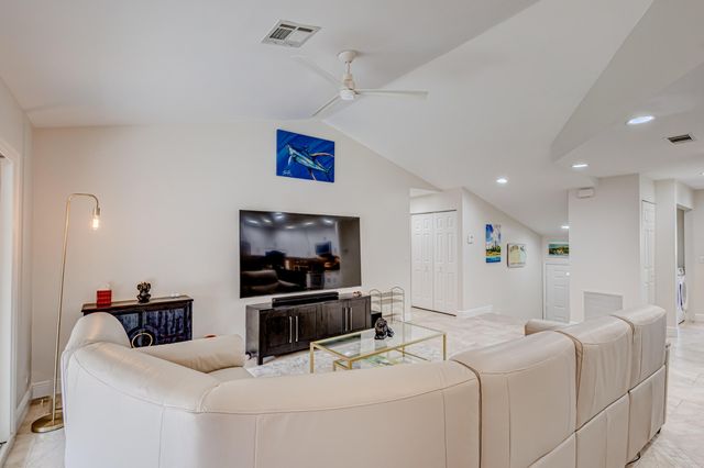 13 Lexington Lane E F, Palm Beach Gardens, FL 33418