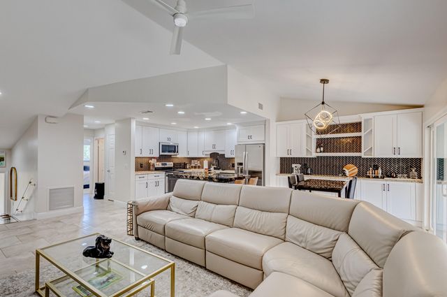13 Lexington Lane E F, Palm Beach Gardens, FL 33418