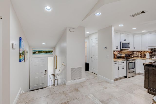 13 Lexington Lane E F, Palm Beach Gardens, FL 33418