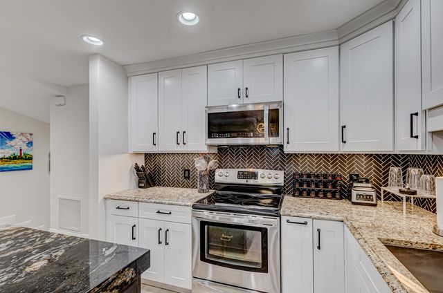13 Lexington Lane E F, Palm Beach Gardens, FL 33418