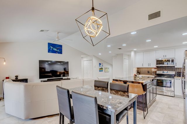 13 Lexington Lane E F, Palm Beach Gardens, FL 33418