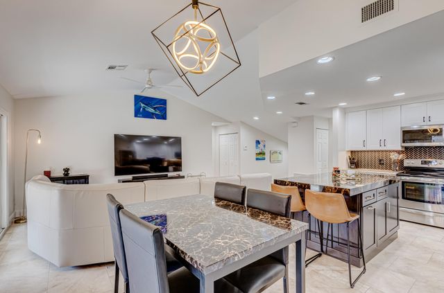13 Lexington Lane E F, Palm Beach Gardens, FL 33418