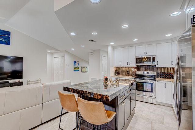 13 Lexington Lane E F, Palm Beach Gardens, FL 33418