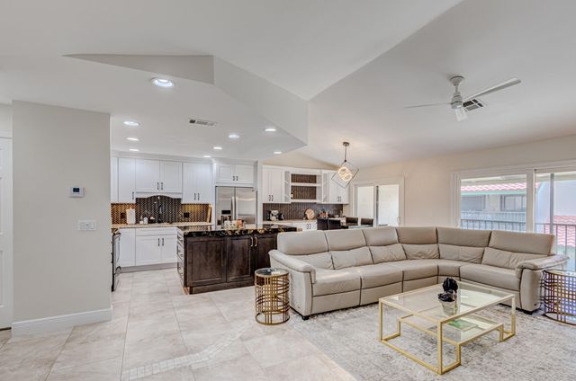 13 Lexington Lane E F, Palm Beach Gardens, FL 33418