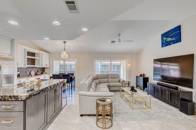 13 Lexington Lane E F, Palm Beach Gardens, FL 33418
