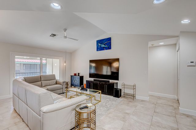 13 Lexington Lane E F, Palm Beach Gardens, FL 33418