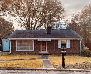 1117 N Woodleigh Circle, Reidsville, NC 27320