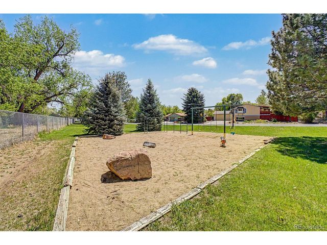 562 Jocelyn Dr, Loveland, CO 80537