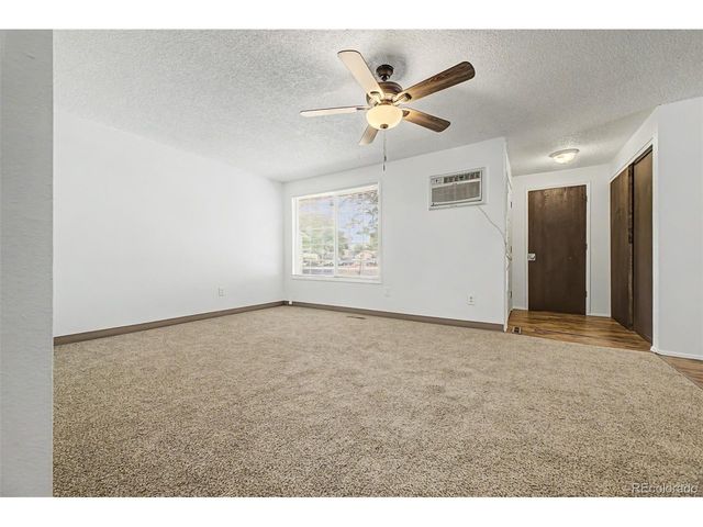 562 Jocelyn Dr, Loveland, CO 80537