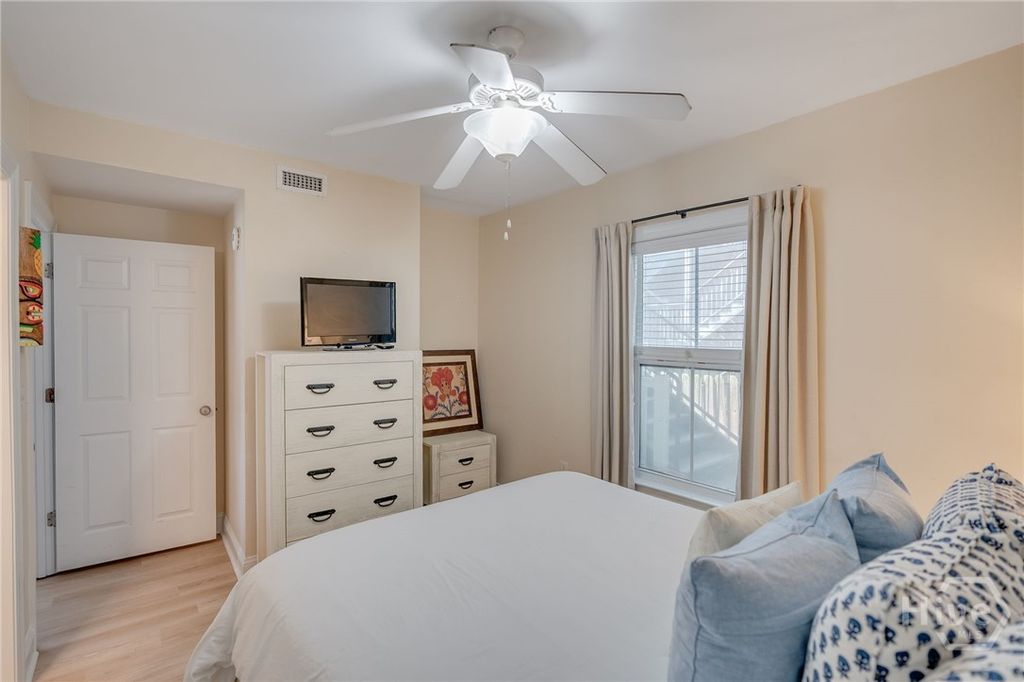 Image 17 of property listing at 18 Silver Avenue 1, Tybee Island, GA 31328
