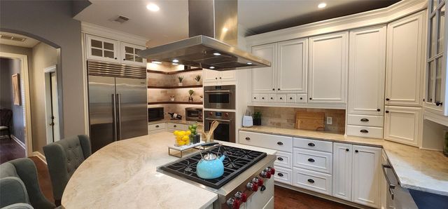 66 W Mirror Ridge Circle, The Woodlands, TX 77382