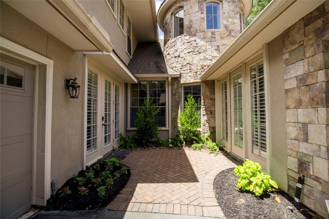 66 W Mirror Ridge Circle, The Woodlands, TX 77382