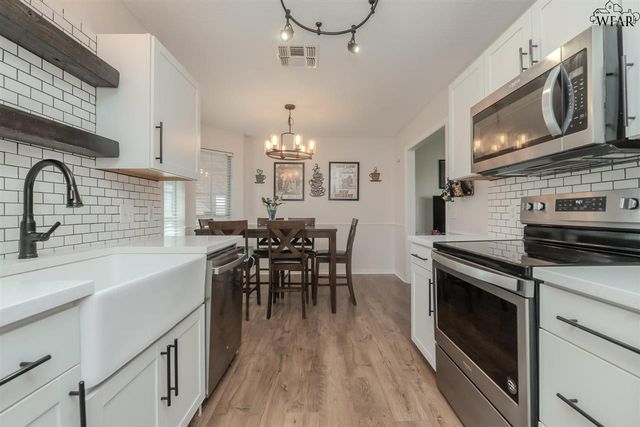 125 STONEBRIDGE STREET, Burkburnett, TX 76354