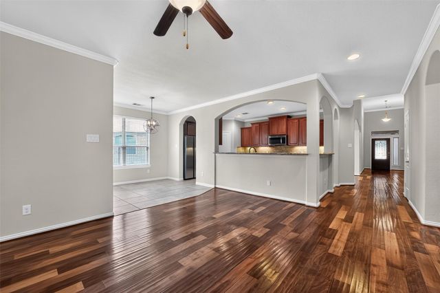 6 S Marshside Place, Spring, TX 77389